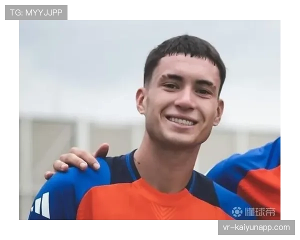 特写：弗罗西诺内老将苏莱主罚任意球击中横梁后掩面长叹